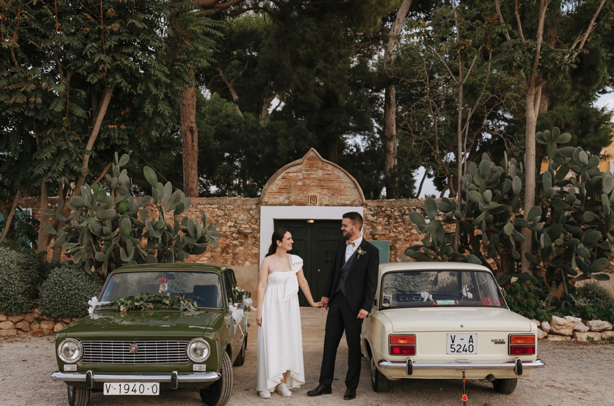 Carla y Javier en la entrada de la masia La Huerta by Bonho