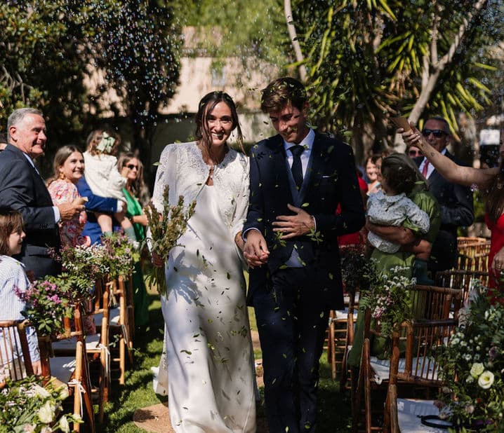 Boda civil en pradera de la finca La Torre by Bonho. Salida de los novios.